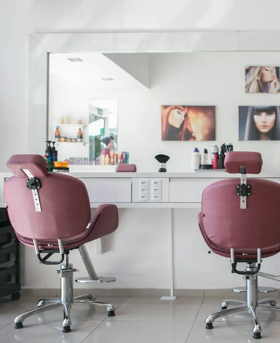 Kırmızı Oje salon — Kuaför koltukları ve aynalar